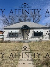 Building Photo - 404 S Lake St