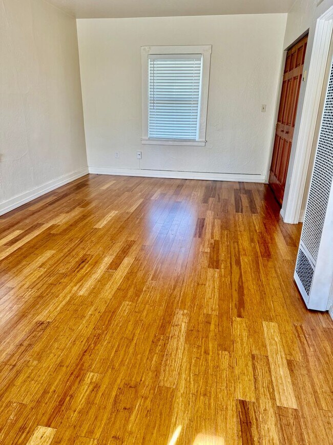 Foto del edificio - 2219 1/2 D St