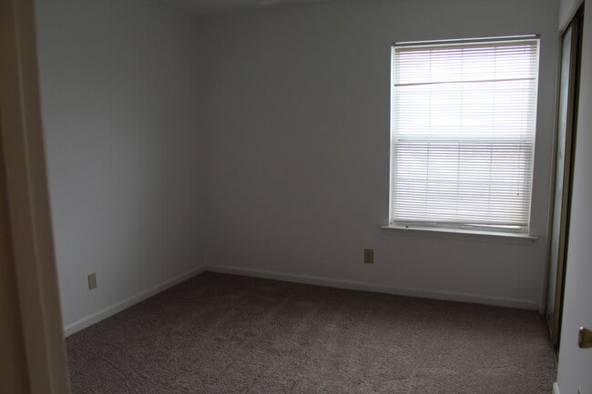 Building Photo - 2225 Huntingdon Dr