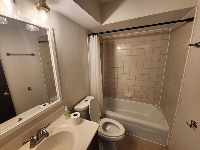 Building Photo - 872 S Plum Grove Rd