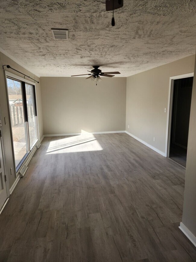 Building Photo - 3 bed, 2 bath, 1 car garage Newly remodeled with fenced backyard!