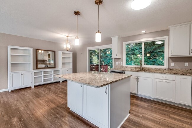 Building Photo - Updated split level home in Shoreline with...