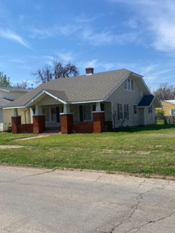 Building Photo - 702 S 17th St