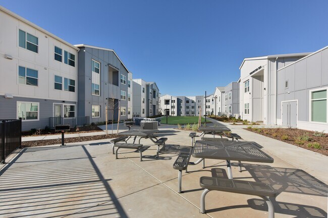 Building Photo - Lincoln Village Apartments