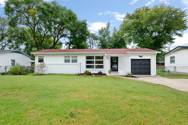 Building Photo - 211 E Meadowlark Rd