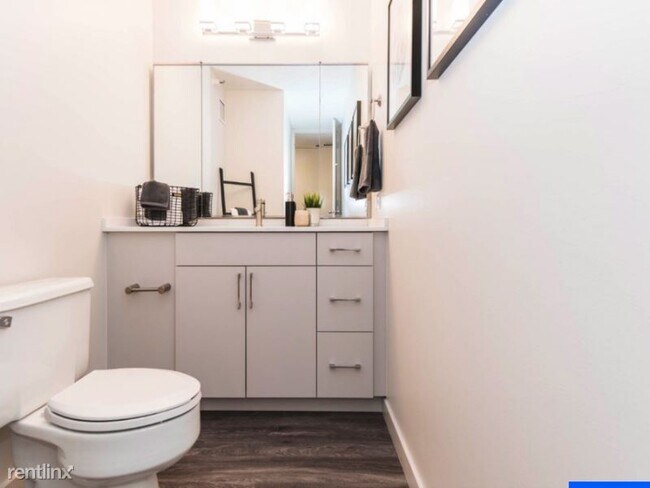 Building Photo - Studio, 1 bath Condo - 200 N Harbor Dr