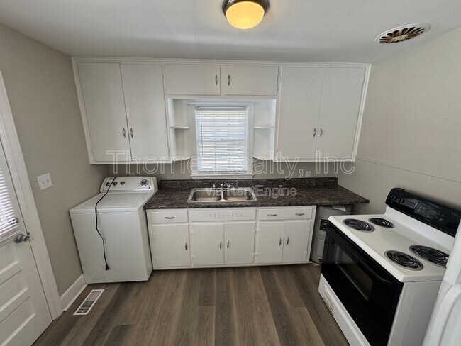 Building Photo - 913 Paul St