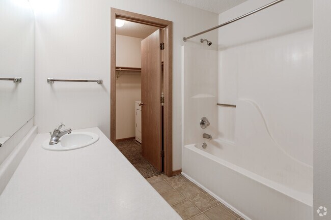 2HAB, 1BA - 997 ft² - Summit Court 242