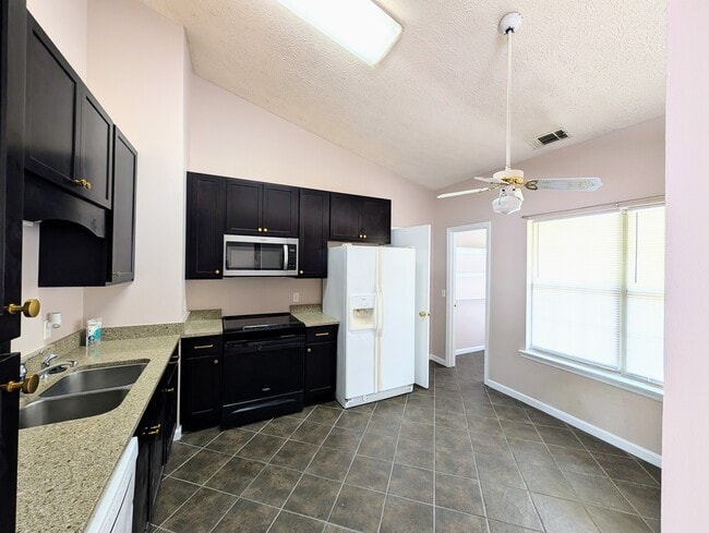 Kitchen with walk-in pantry - 110 W White Hawthorne Dr