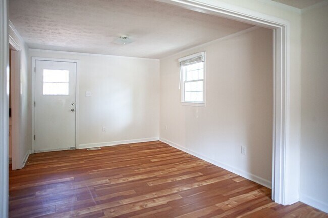 Building Photo - Great house walkable to UNC!