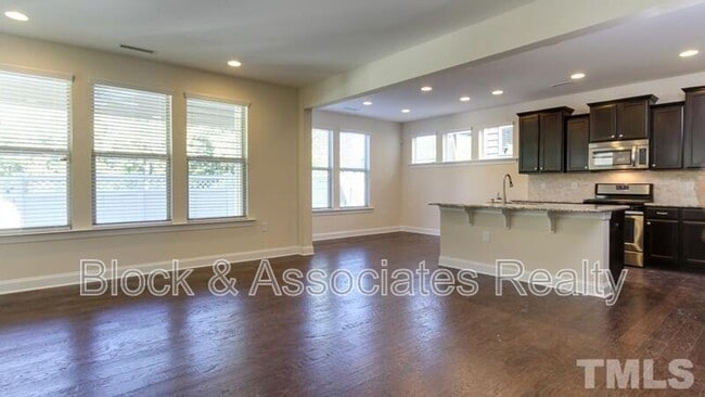 Building Photo - 213 Begen St