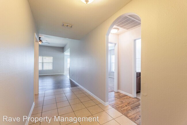 Foto del edificio - 3 br, 2 bath House - 100 J E Brown