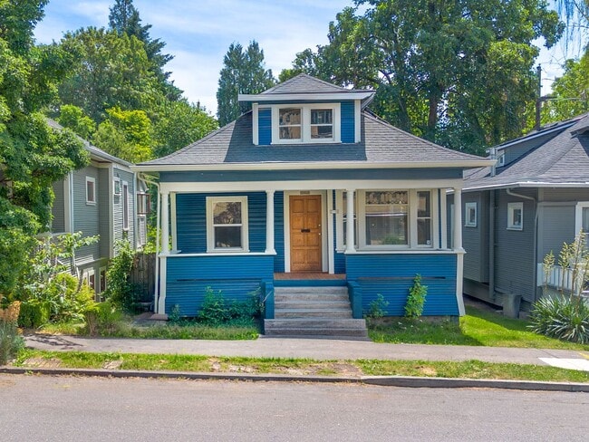 Building Photo - Spacious 3 bedroom, 1 Bath House in Inner SE Portland - Everything Right at Your Doorstep!