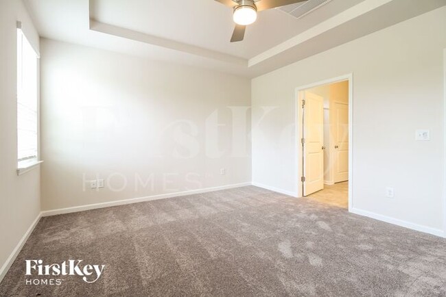 Building Photo - 905 Birchcrest Way
