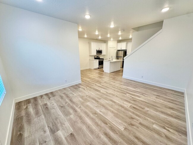 Building Photo - Desert Color Townhome!