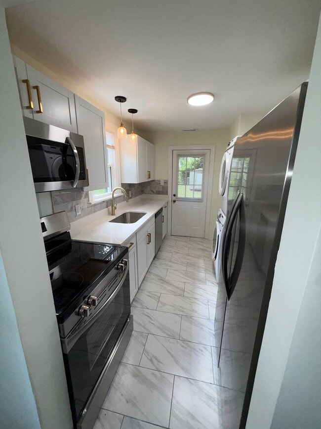 Foto del edificio - Beautiful renovated 3 bedroom 2 full bath ...
