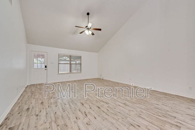 Foto del edificio - 1816 Castle Creek Dr
