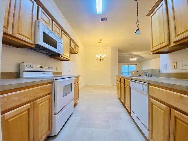 Foto del edificio - 5747 Wandering Creek Dr