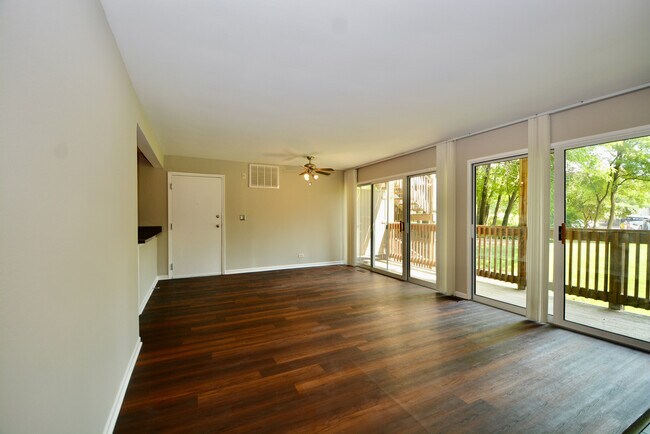 Foto del edificio - 5880 Forest View Rd