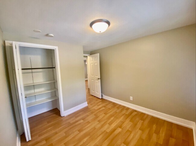 Foto del edificio - Stunning Bi-Level 3 Bedroom Home in Forest...