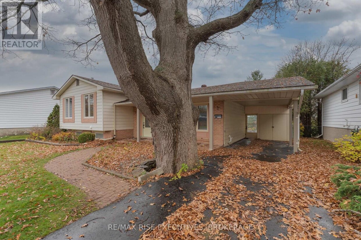 Primary Photo - 811-811 Overlea Ct