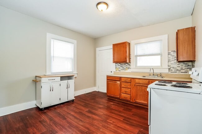 Building Photo - Three Bedroom One Bathroom Double