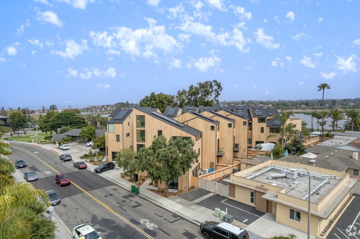 Aerial Photo - 570 Laguna Dr