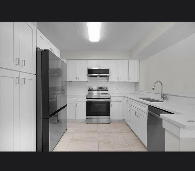 Building Photo - 13929 Fairway Island Dr
