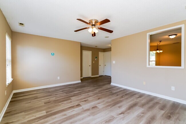Foto del edificio - 7621 Blue Willow Dr