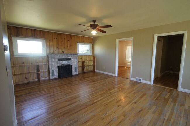 Building Photo - 3 Bedroom One Level with 2 Car Garage