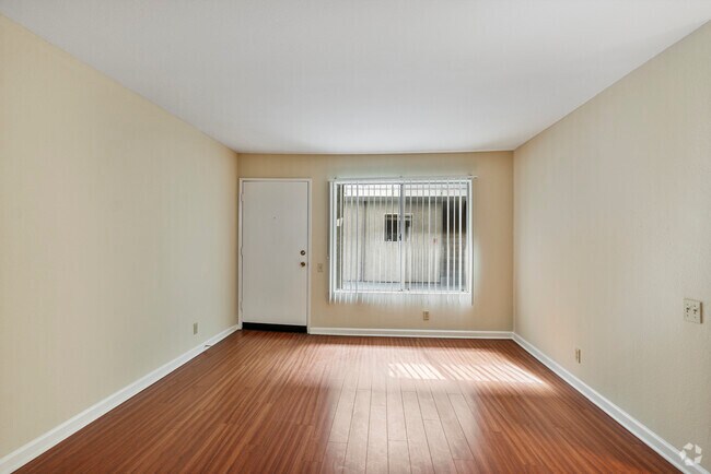 2 habitaciones, 2 baños, 950 pies cuadrados, sala de estar - 280 West Tujunga