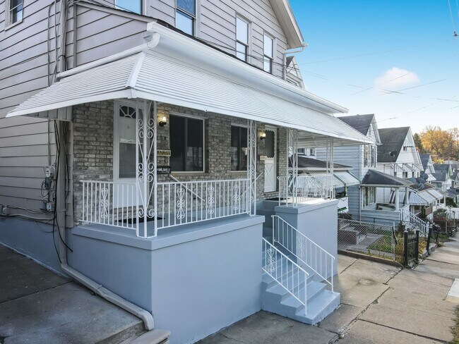 Building Photo - 260 S Hancock St