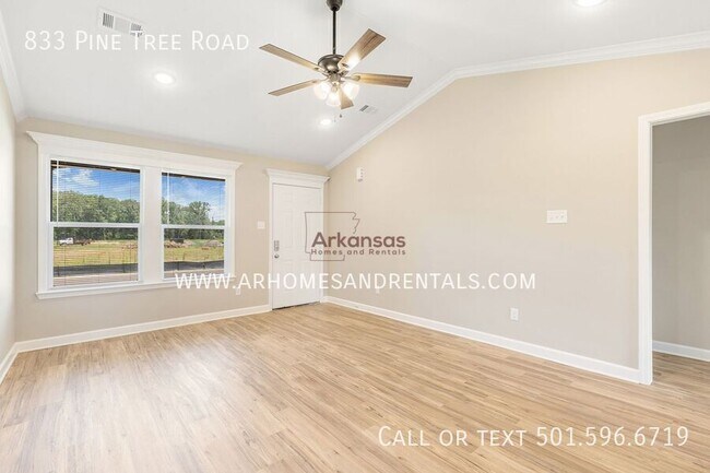 Foto del edificio - 833 Pine Tree Rd