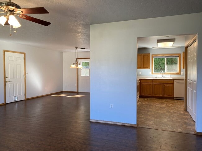 Building Photo - Single-Level Simplicity