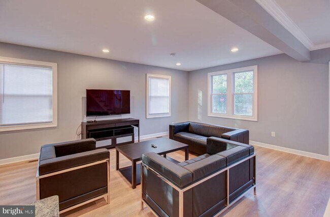 Foto del edificio - 421 Brentwood Blvd