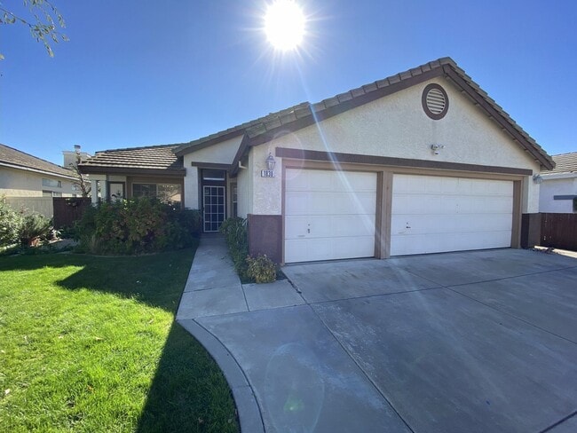 Foto del edificio - Charming Single-Story Home in Tracy — Acro...