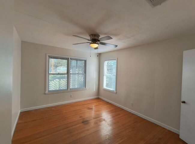 Building Photo - Charming 2-Bedroom Home in a Convenient Lo...