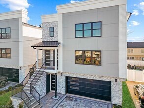 Building Photo - 908 S Park St