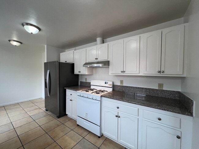 Building Photo - Light-Filled 4-Bed in San Pedro | Garage Parking, Utilities Included, Prime Location