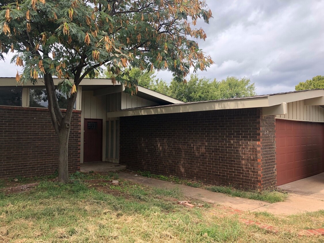 Large 3-Bedroom with Vaulted Ceilings - Large 3-Bedroom with Vaulted Ceilings