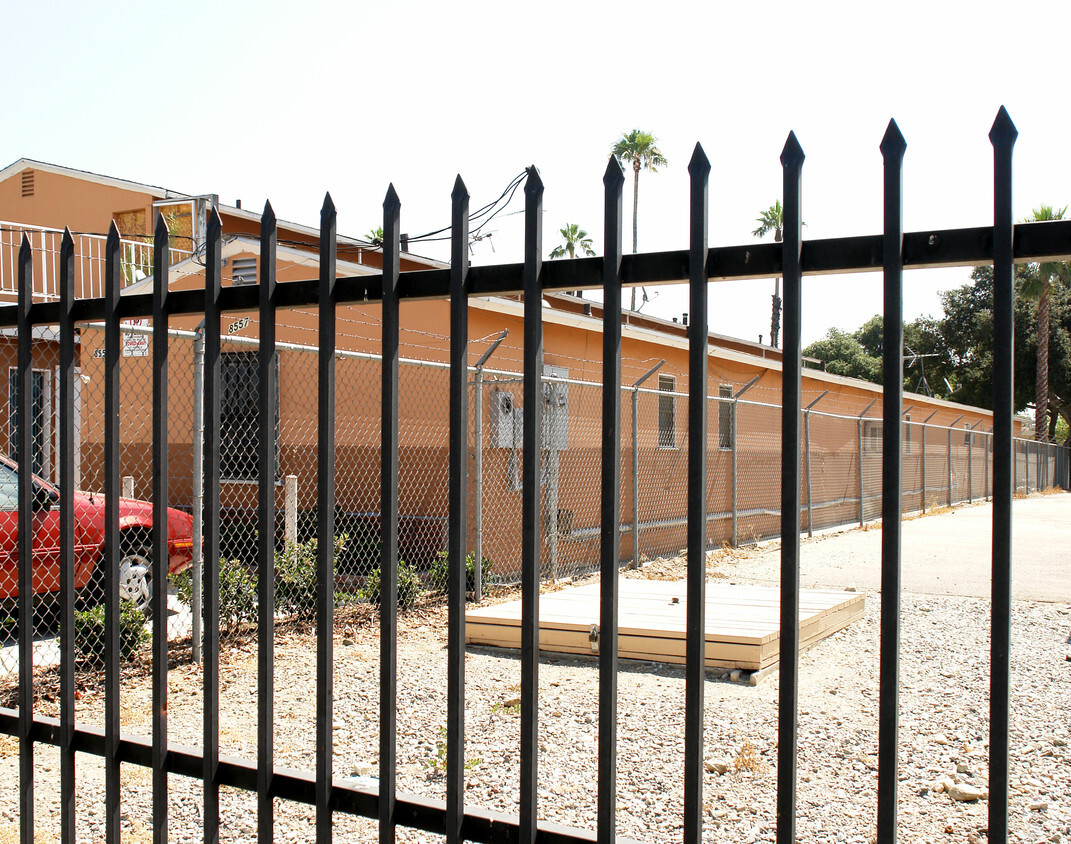 Gate - 8557 Juniper Ave