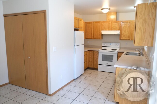 Foto del edificio - 2 Bedroom, 1.5 Bath Townhouse Style Apartment