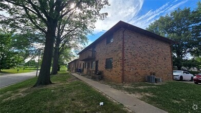 Building Photo - 5 Yorkshire Ln