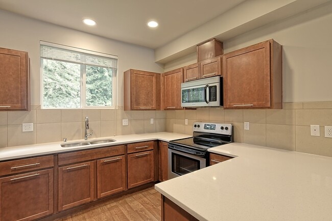 Foto del edificio - 4 Bdrm End Unit - Move In Special!