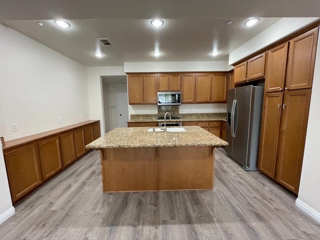 Building Photo - 2208 Pasadena Ct