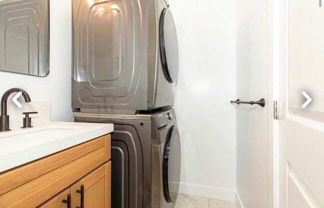 Building Photo - 2033 N Frederic St