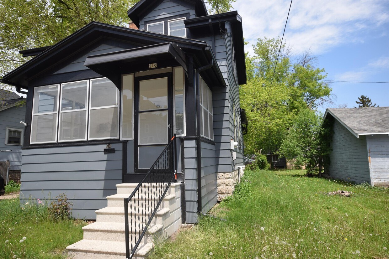 210 W Lincoln Ave, Oshkosh, WI 54901 House Rental in Oshkosh, WI