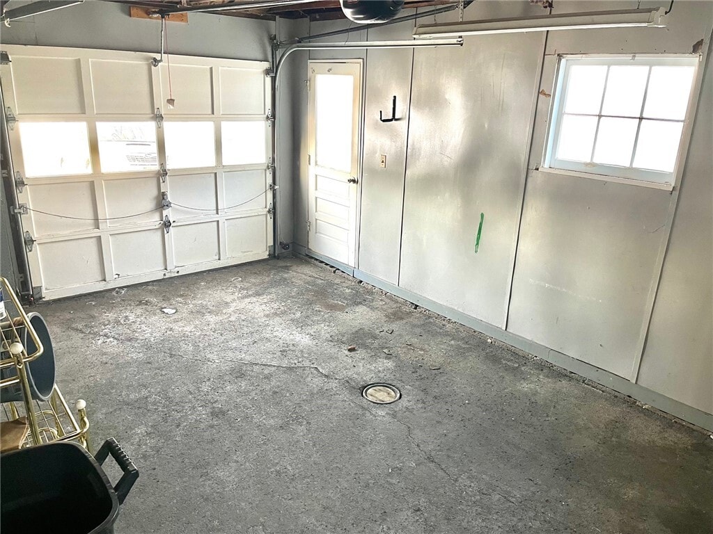 Building Photo - 129 Roselawn Crescent