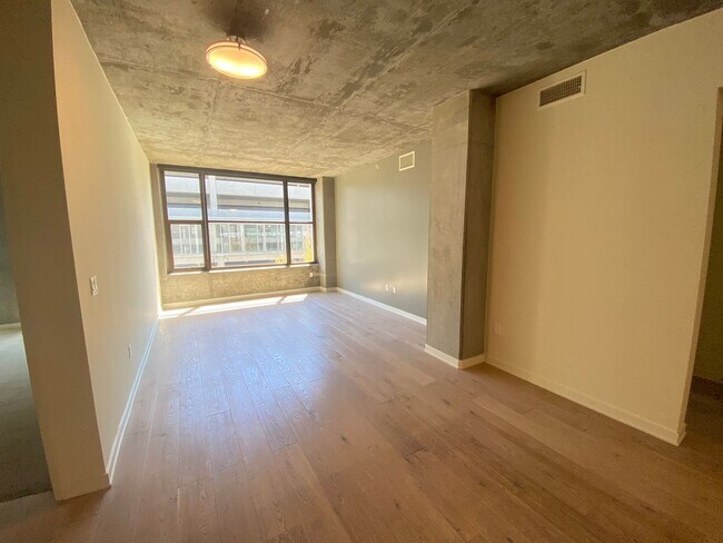 Foto del edificio - Advent - Gorgeous & Bright Contemporary Style Condo W/ Parking & Laundry!