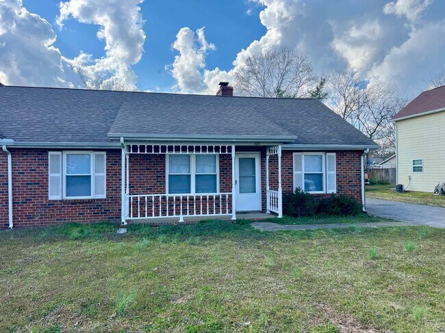 Foto del edificio - 1 Level*Spacious*Brick 2 Bed/2 Bath Duplex...